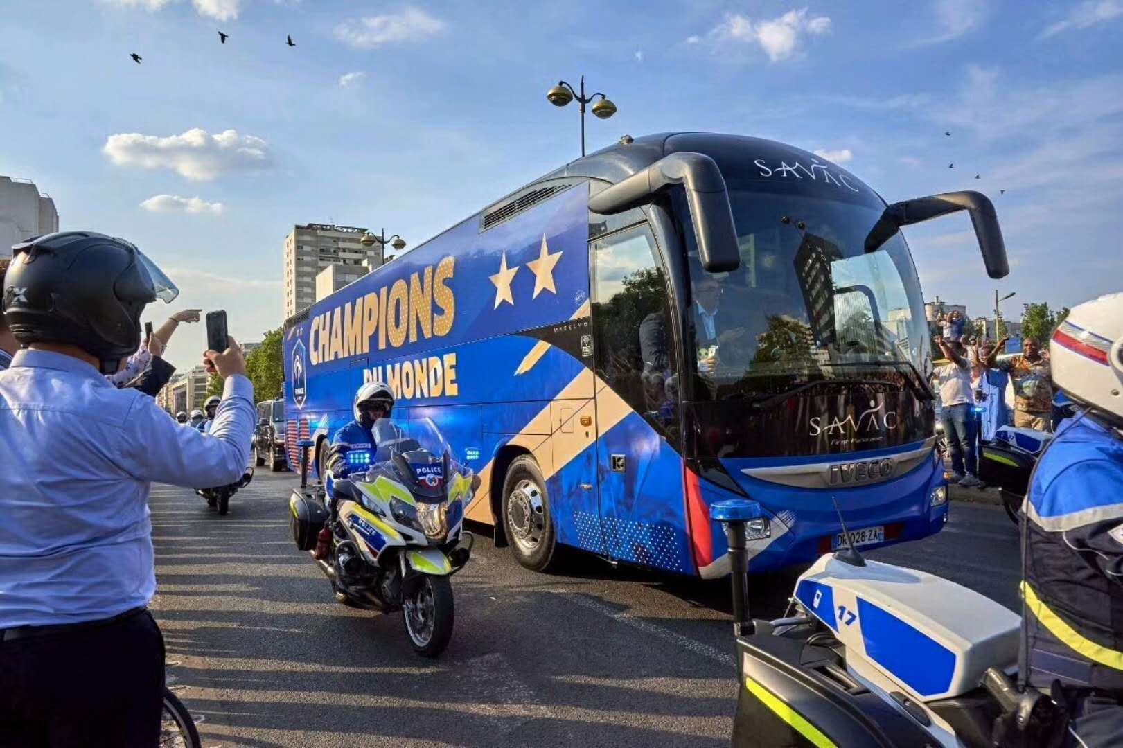 靠摆大巴夺冠的法国队乘坐的大巴什么样