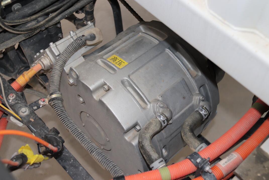 比亚迪t5a配备的是五合一控制器,将电机,高压配电箱,转向控制,制动