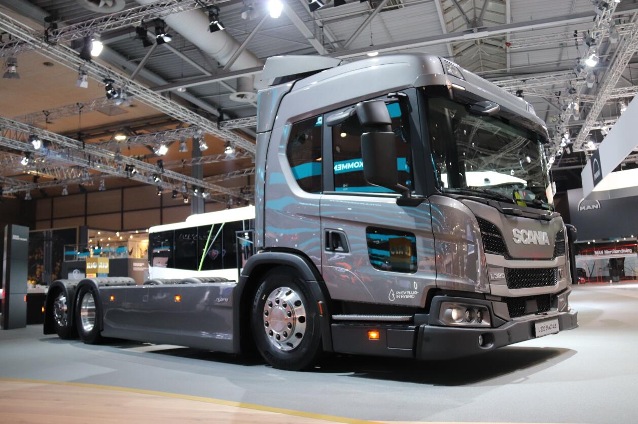 用于城市配送及市政的斯堪尼亚插电式混合动力卡车实拍