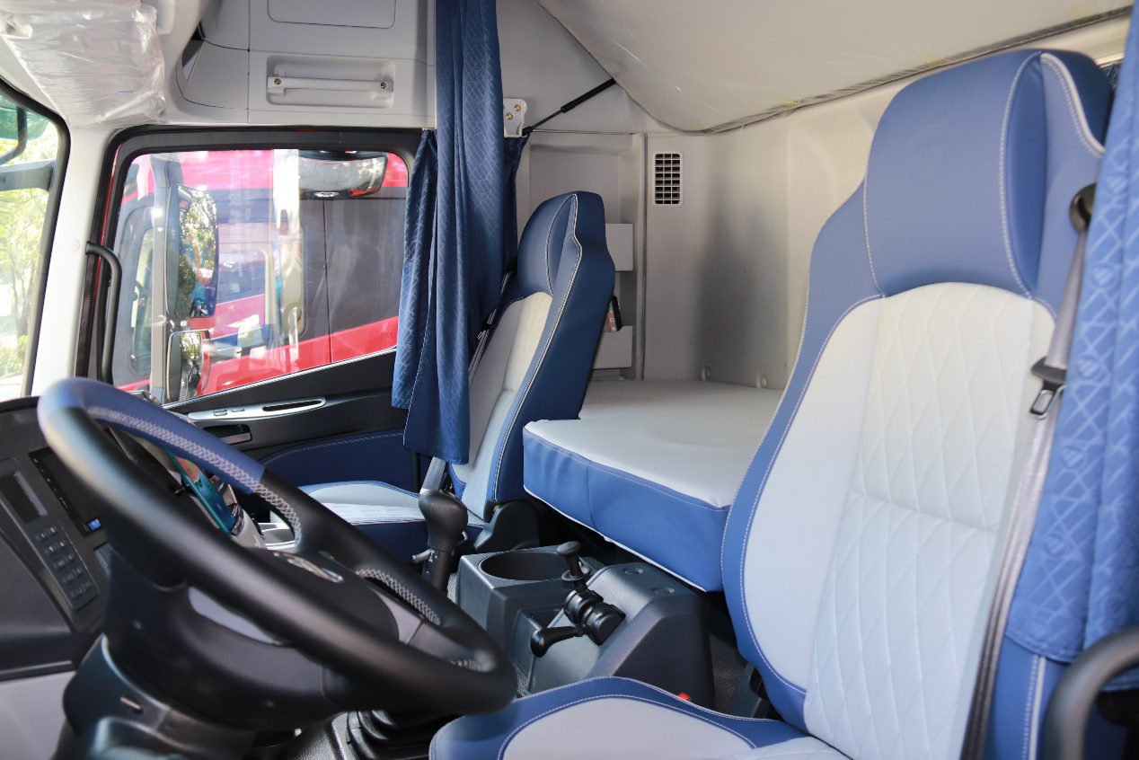 在驾驶室内部,围绕长途驾驶的舒适性和安全性,欧曼est 2019款有很多