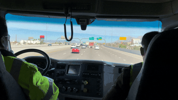 是,无人卡车还需要留意后向来车,以及快速变道且不打转向灯的美国司机