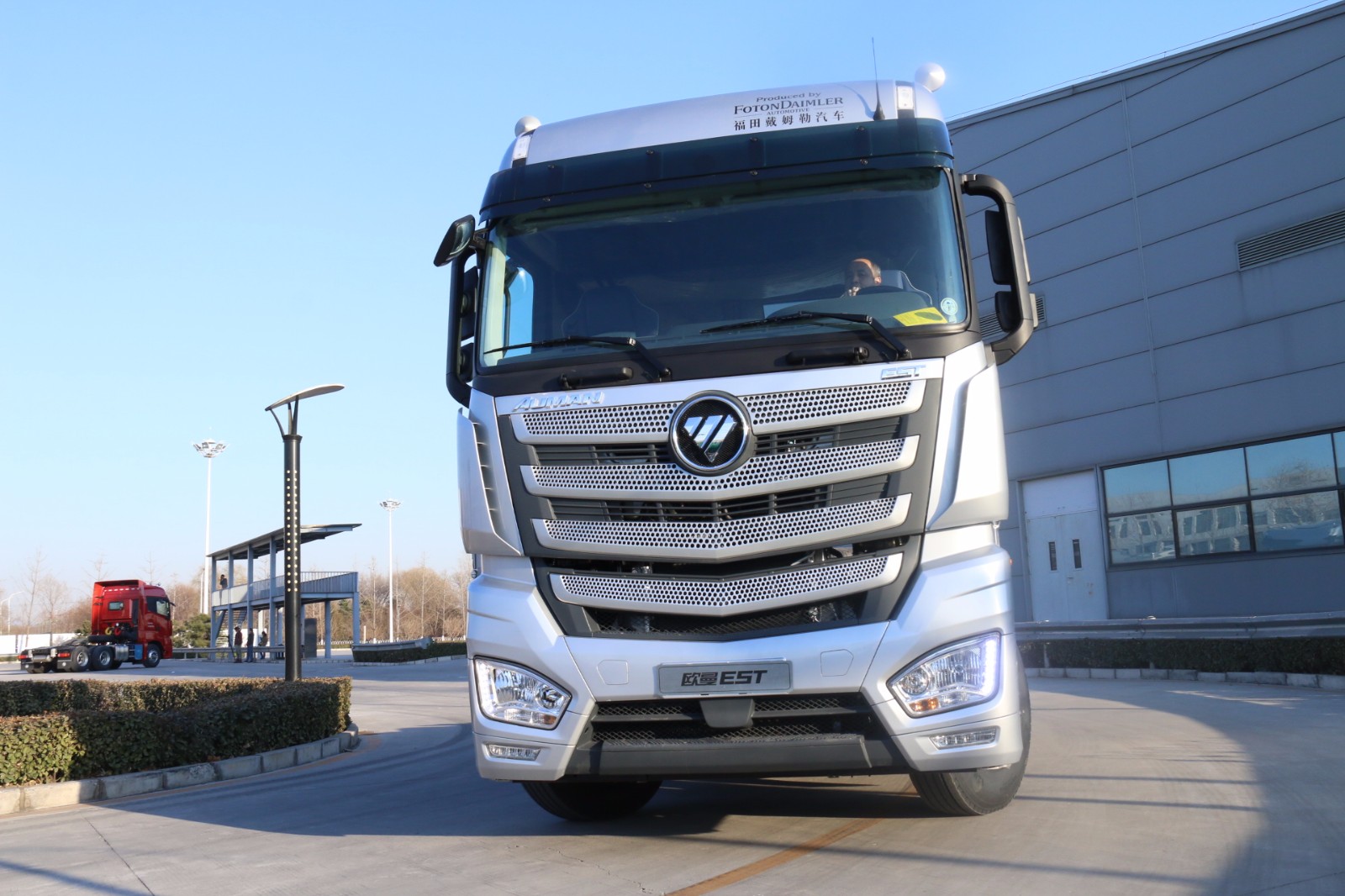 视频:试车场体验欧曼est超级重卡2019款牵引车