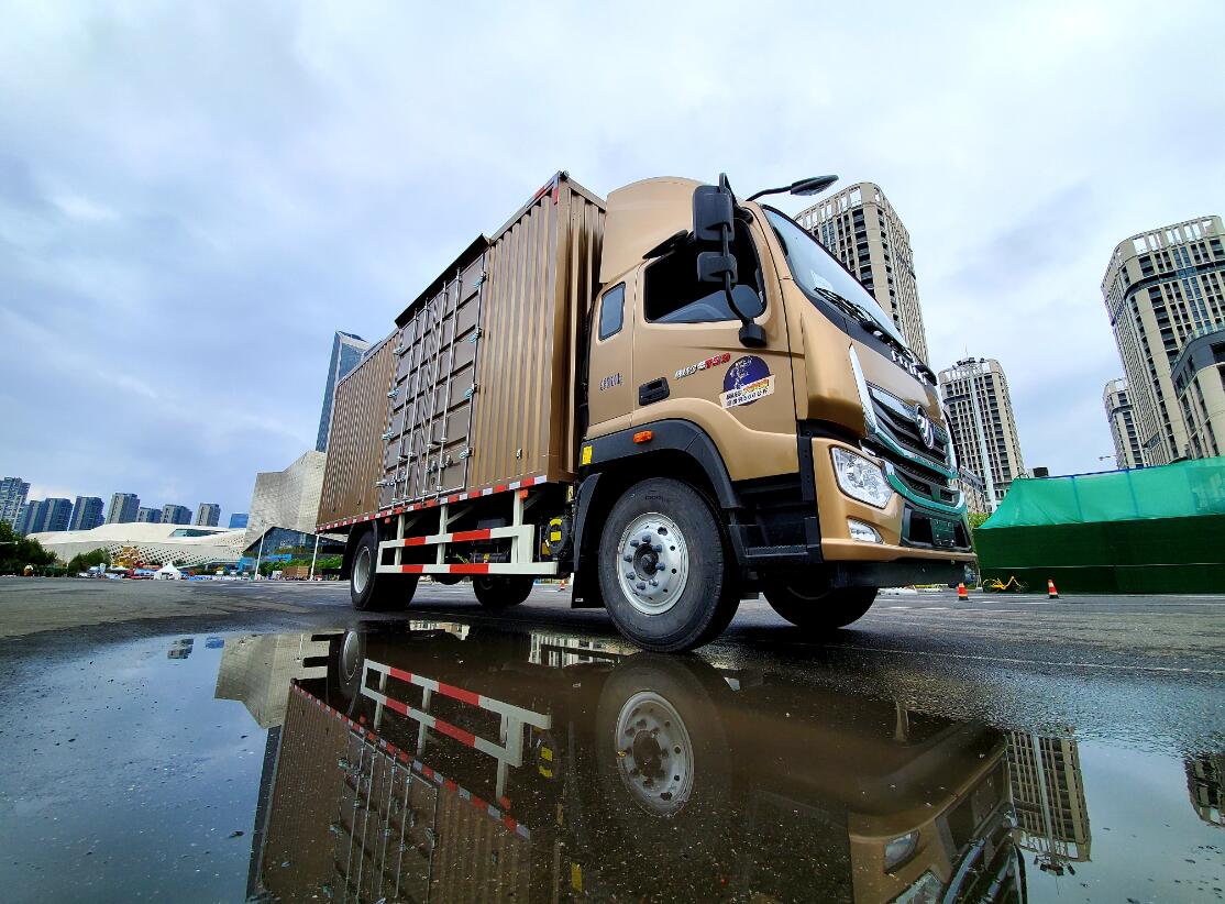 生逢其时试驾奥铃大黄蜂6800