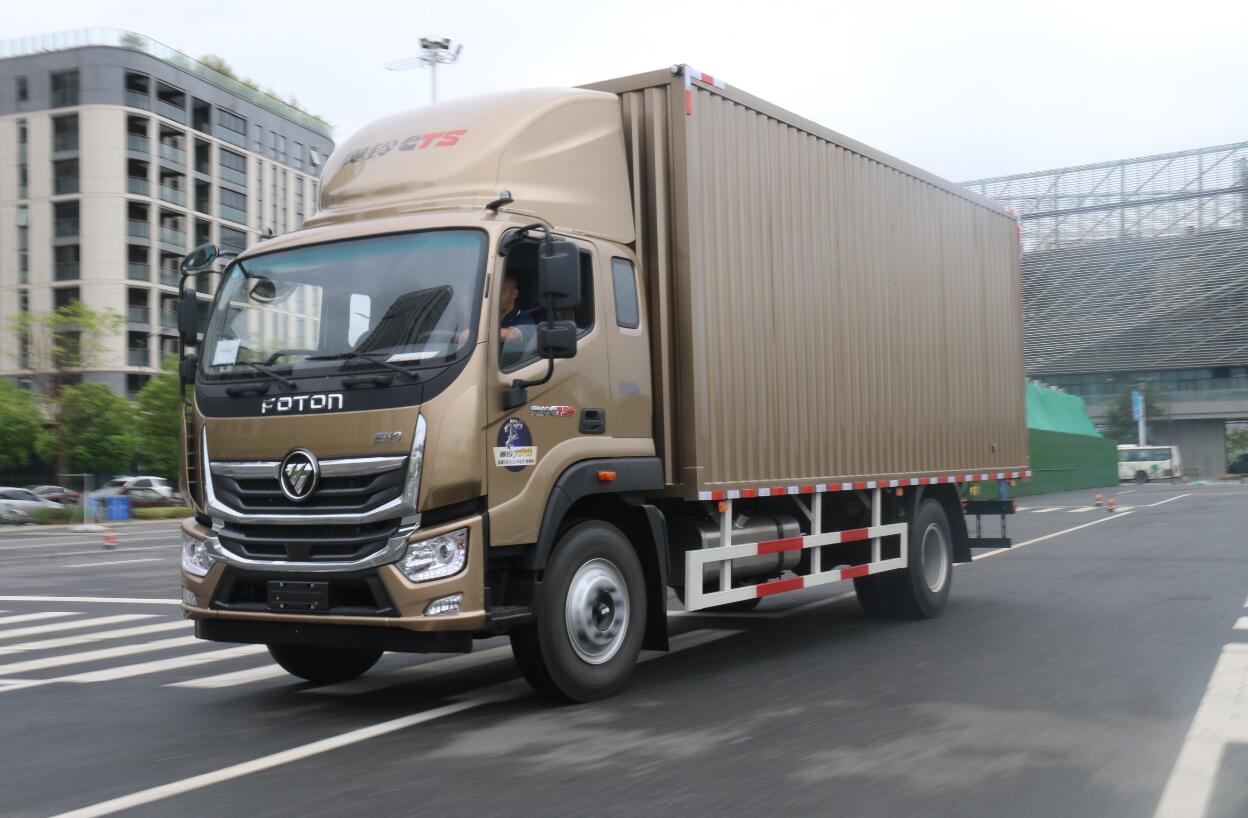 生逢其时试驾奥铃大黄蜂6800