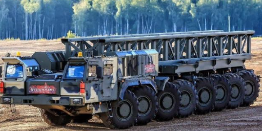 本款俄罗斯的导弹发射车,采用全部轴转向,可以实现蟹形移动