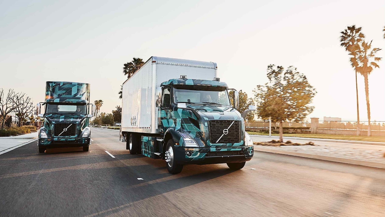 沃尔沃在北美展示全新长头电动重卡:年底量产