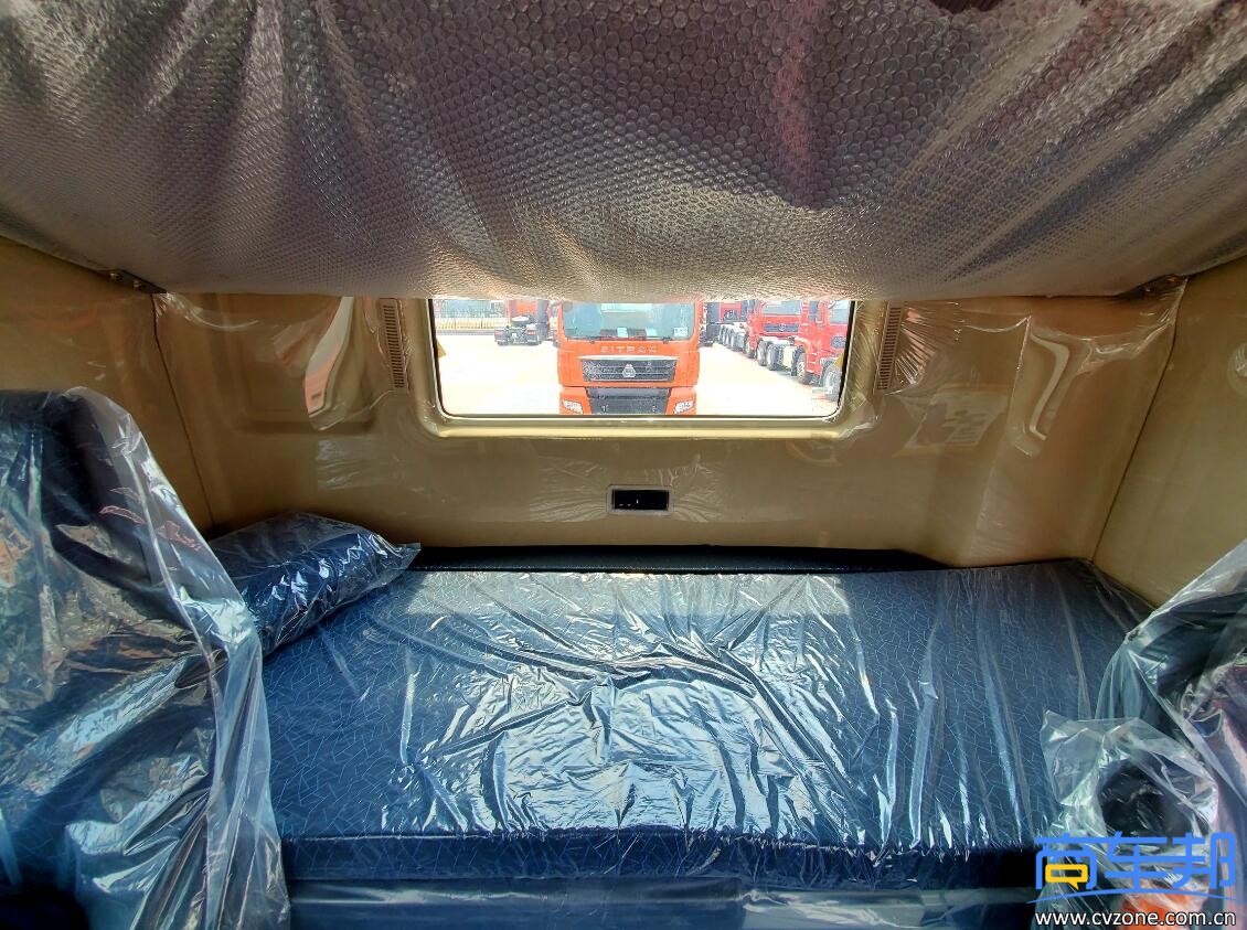 汕德卡g7的卧铺区域设计简单实用,下卧铺宽800mm,上卧铺宽670mm,将usb